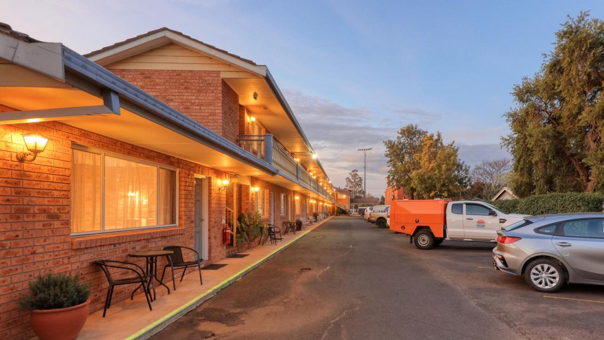 Blue Diamond Motor Inn Ντούμπο Εξωτερικό φωτογραφία